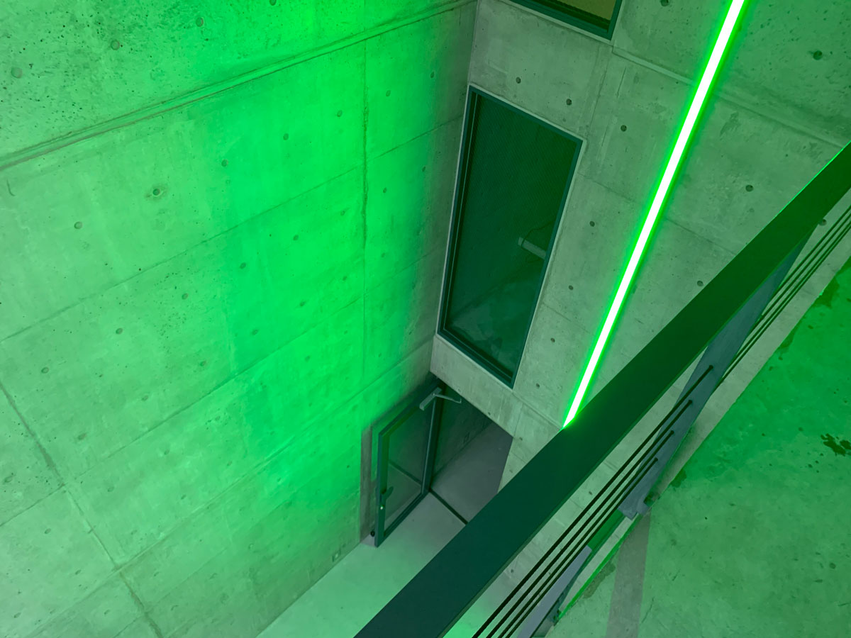 3階からの様子。緑色に発光する蛍光管が摺りガラスの窓から透けて見える